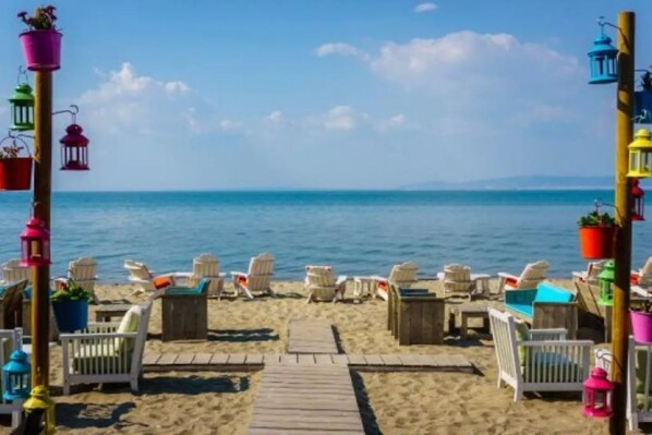 Vlak bij het strand, ligstoelen aan het strand, strandlakens