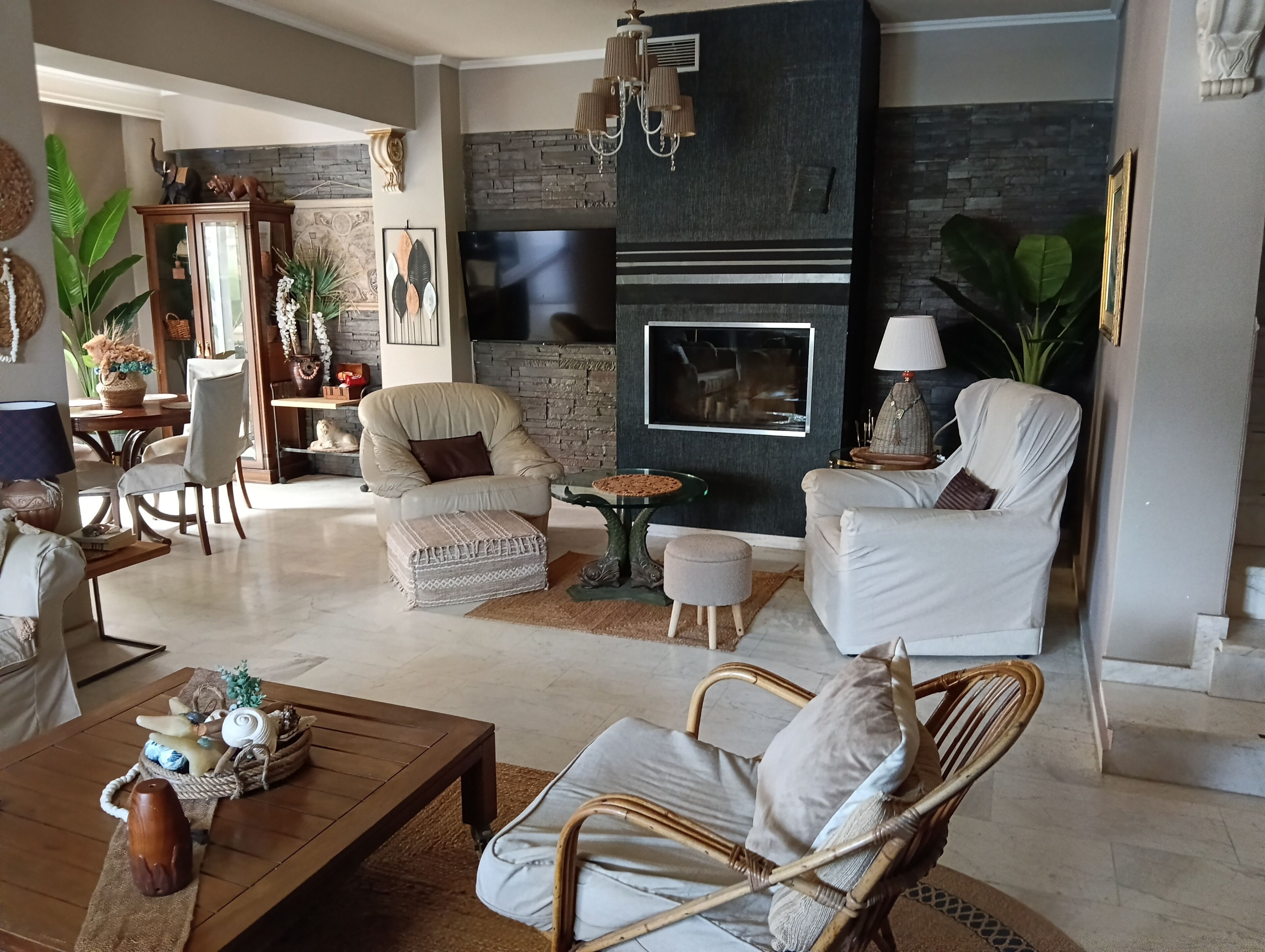 Flat-screen TV, fireplace, DVD player, stereo