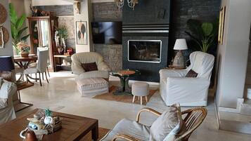Flat-screen TV, fireplace, DVD player, stereo