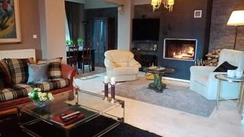 Flat-screen TV, fireplace, DVD player, stereo