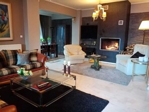 Téléviseur à écran plat, foyer, lecteur de DVD, chaßne audio