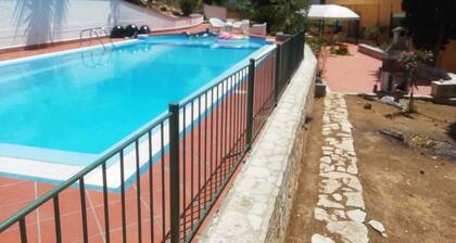 Villa independiente con piscina privada.