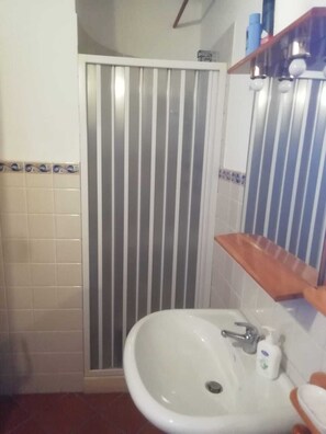 Douche, sèche-cheveux, bidet, serviettes fournies