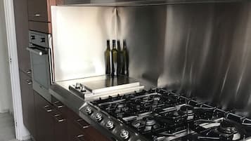 Een koelkast, een microgolfoven, een oven, een broodrooster