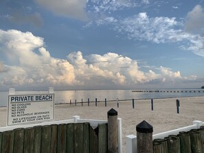 Beach nearby - Bayside Retreat “Modern Condo Beach Getaway” (Ruskin)