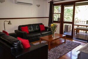 Fireplace - 3 Bedroom Sleeps up to 6 guests, features 3 bedrooms and a large living/dining plus veranda (Margaret River)