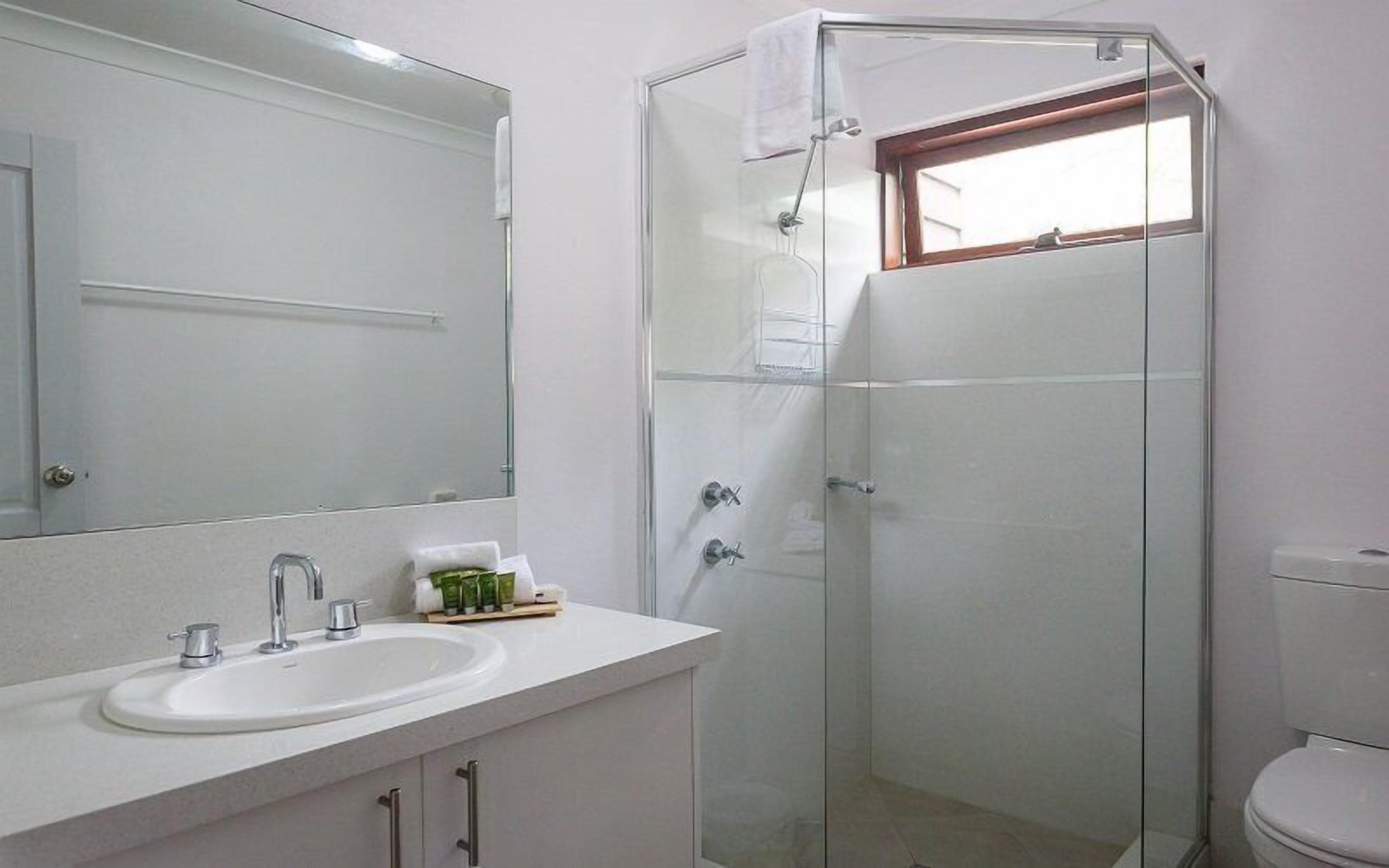 Cozy Studio Chalet perfect for couples and a veranda overlooking the bushland — image 5
