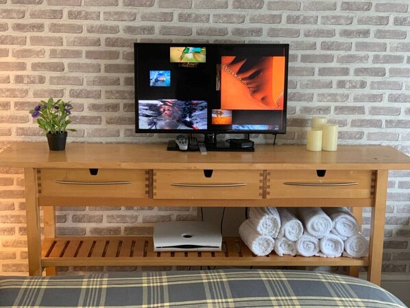 1 bedroom, iron/ironing board, internet, bed sheets