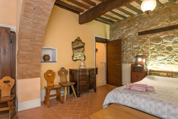 1 bedroom, iron/ironing board, travel cot, free WiFi