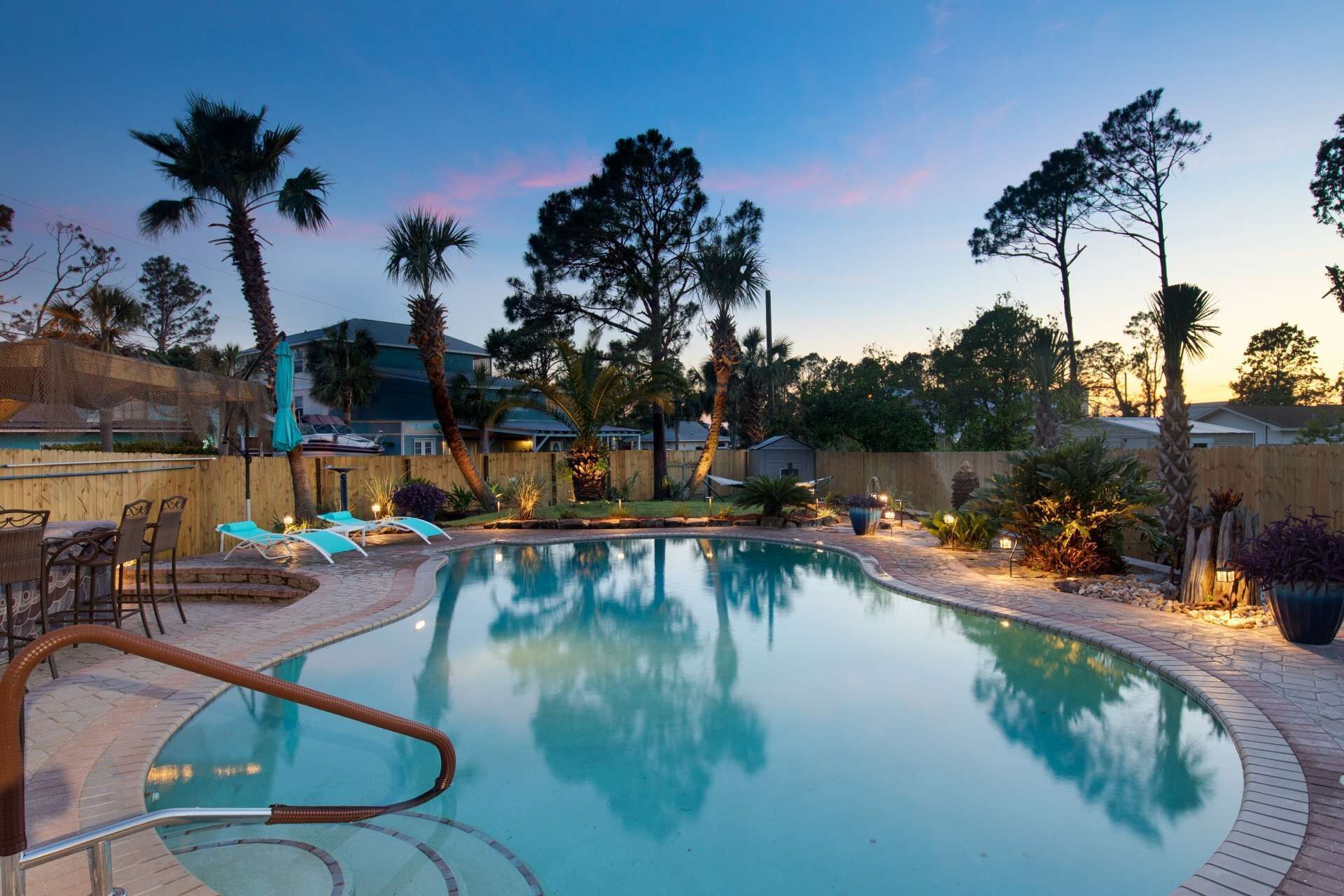 Private pool, fenced yard, free parking. Steps to the beach, lagoon & attractions