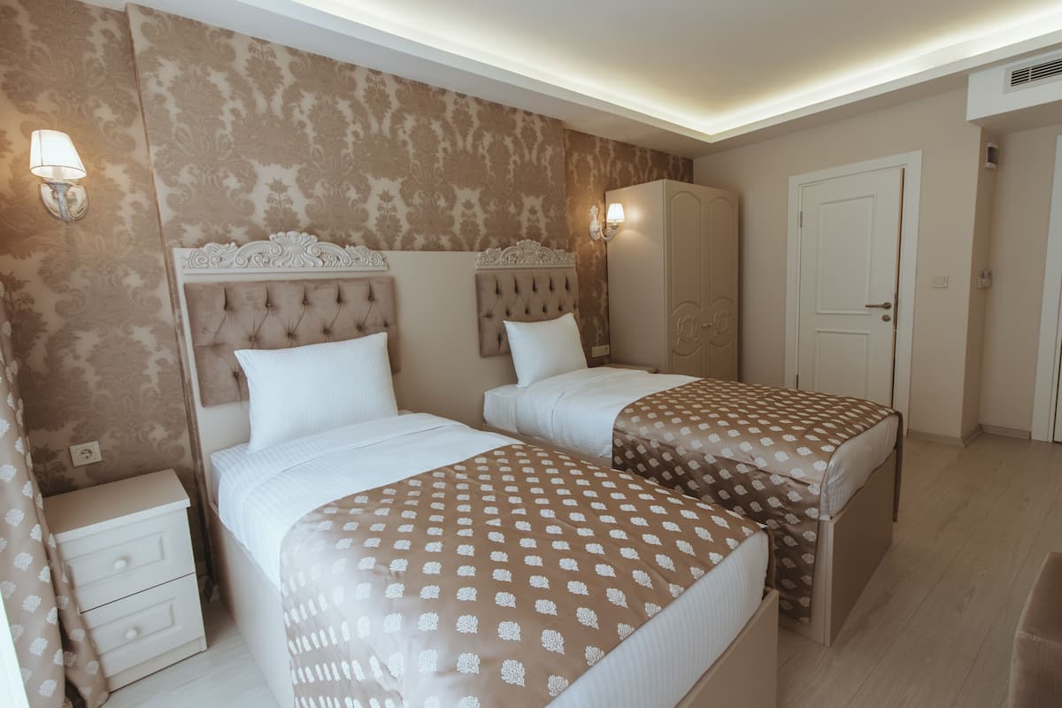 Habitación estándar con 2 camas individuales, para no fumadores | 1 habitación, ropa de cama de alta calidad y minibar
