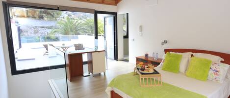 4 bedrooms, desk, soundproofing, iron/ironing board