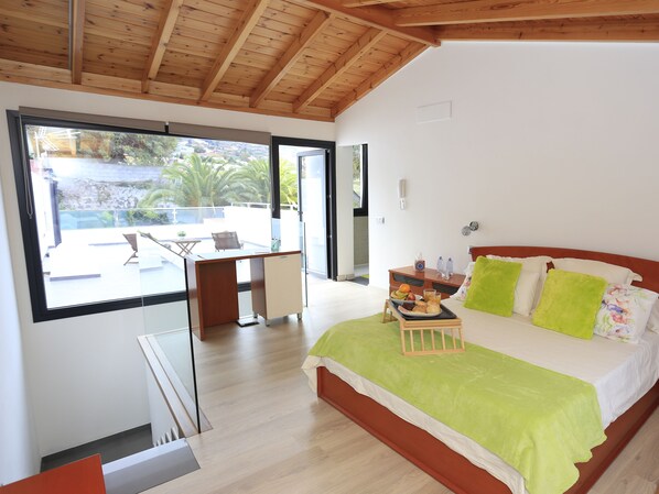 4 bedrooms, desk, soundproofing, iron/ironing board