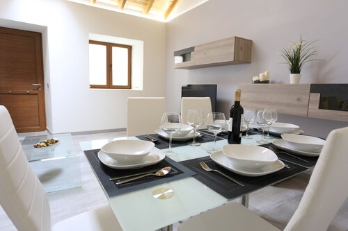 Maison individuelle, avec 3 chambres, 3 salles de bain, salon, cuisine, jardin