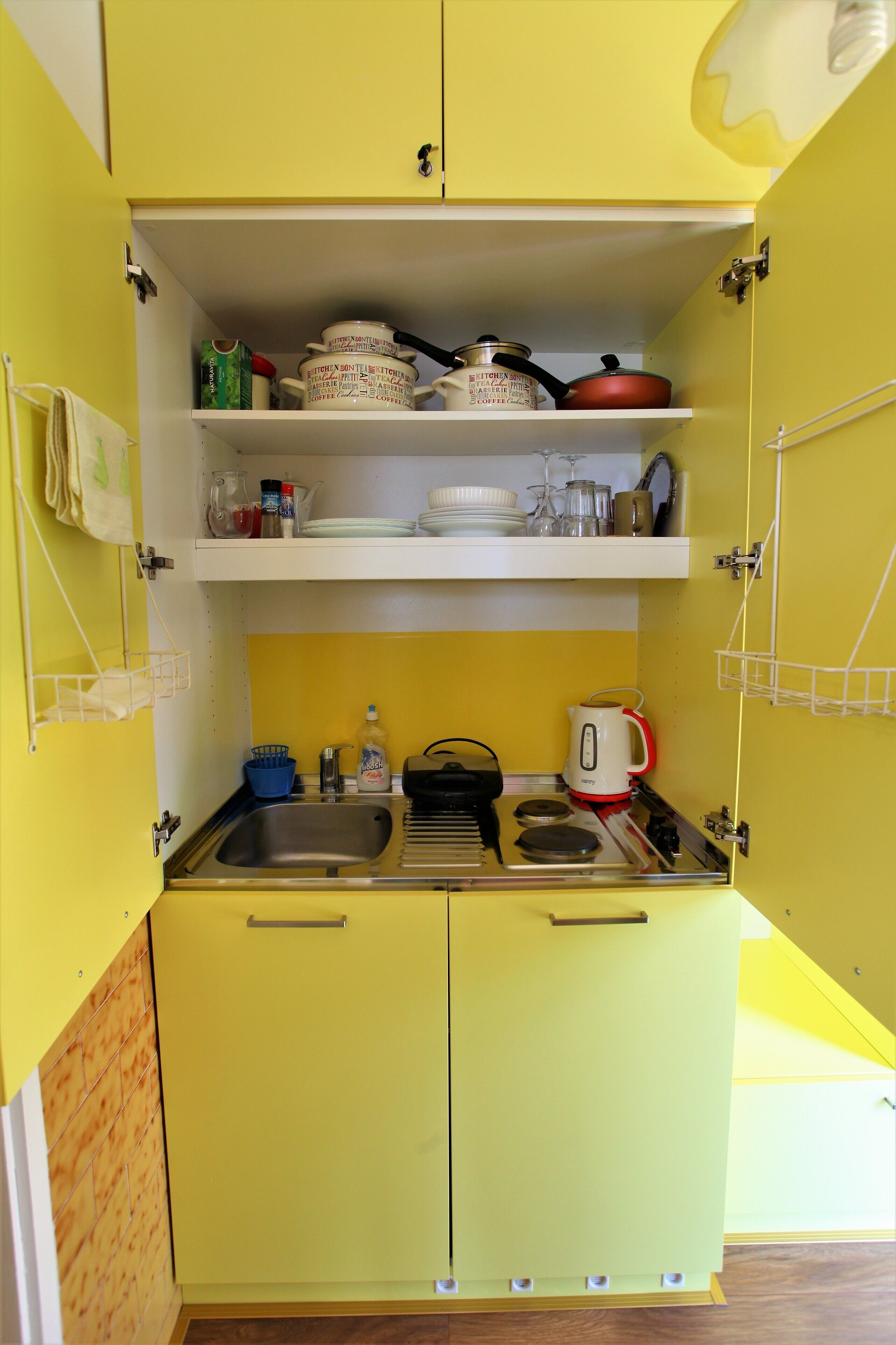 Fridge, stovetop, coffee/tea maker, toaster