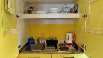 Fridge, stovetop, coffee/tea maker, toaster