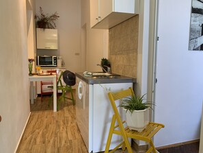 ثلاجة، فرن، موقد طهي مسطح، ماكينة لصنع القهوة/الشاي