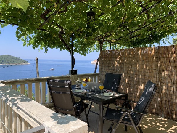 تناول الطعام بالخارج