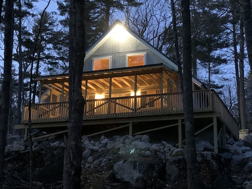 Rocky Haven: Tranquil Lakeside Cottage Near Acadia