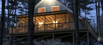 Rocky Haven: Tranquil Lakeside Cottage Near Acadia