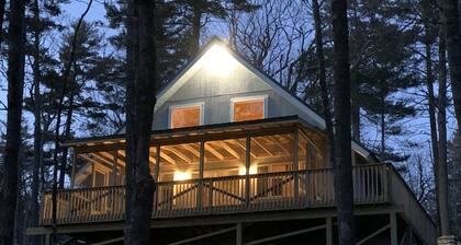 Rocky Haven: Tranquil Lakeside Cottage Near Acadia