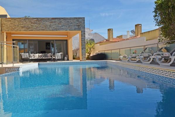 Piscine extérieure, piscine à débordement