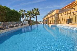 Outdoor pool, an infinity pool