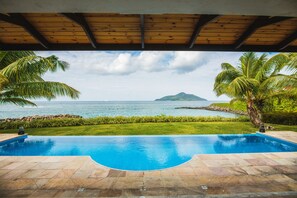 Inomhuspool och utomhuspool