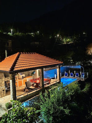 Outdoor dining - Holiday house with private pool in a quiet location (Podašpilje)