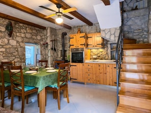 Dining - Holiday house with private pool in a quiet location (Podašpilje)