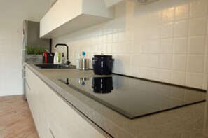 Mikrowelle, Geschirrspüler, Wasserkocher mit Kaffee-/Teezubehör