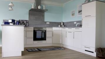 Kühlschrank, Mikrowelle, Ofen, Geschirrspüler