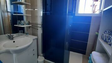 Suihku, hiustenkuivaaja, pyyhkeet, saippua