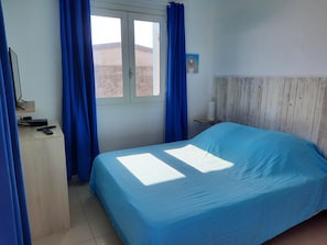1 Schlafzimmer, Zimmersafe, Schreibtisch, Bügeleisen/Bügelbrett