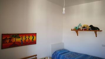 2 quartos, ferros/tábuas de passar roupa, Wi-Fi, roupa de cama