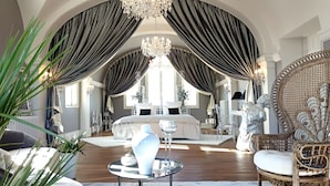 A luxurious bedroom with a large bed, ornate chandelier, and elegant drapery. - Villa Alecya (Sainte-Catherine-de-Fierbois)