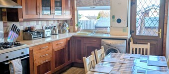 3 Bedroom Bungalow... Home from home! Close to city centre. Free parking!