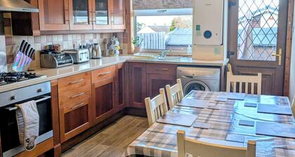 3 Bedroom Bungalow... Home from home! Close to city centre. Free parking!