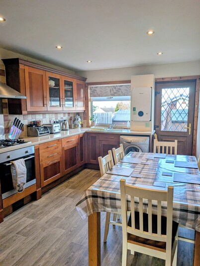 3 Bedroom Bungalow... Home from home! Close to city centre. Free parking!