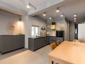 Fridge, oven, stovetop, dishwasher