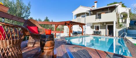 حمّام سباحة خارجي