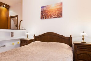 6 bedrooms, iron/ironing board, WiFi, bed sheets