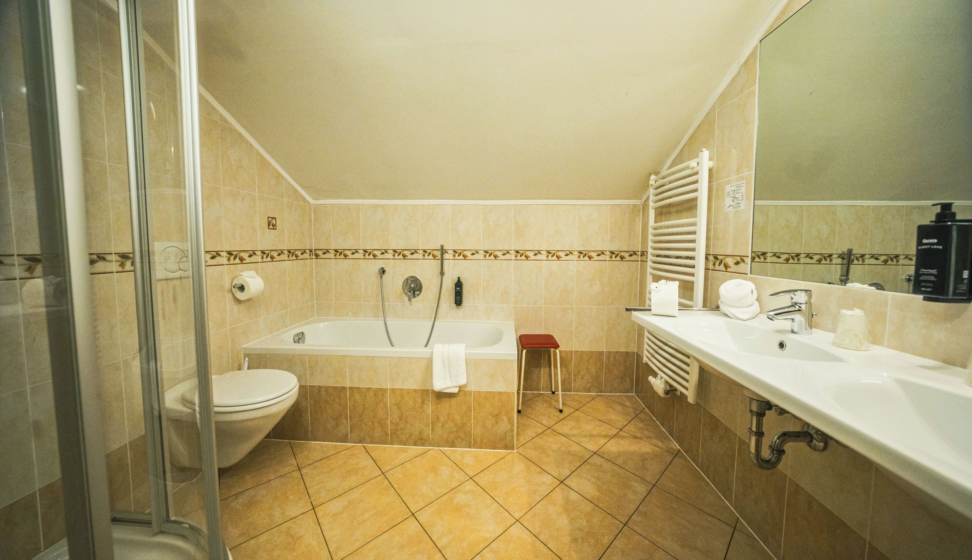 Un baño con ducha, inodoro, bañera y lavamanos.