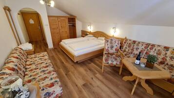 Doppelzimmer (Saxner) | Schreibtisch, Bettwäsche