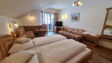 Double Room (Saxner) | Desk, bed sheets