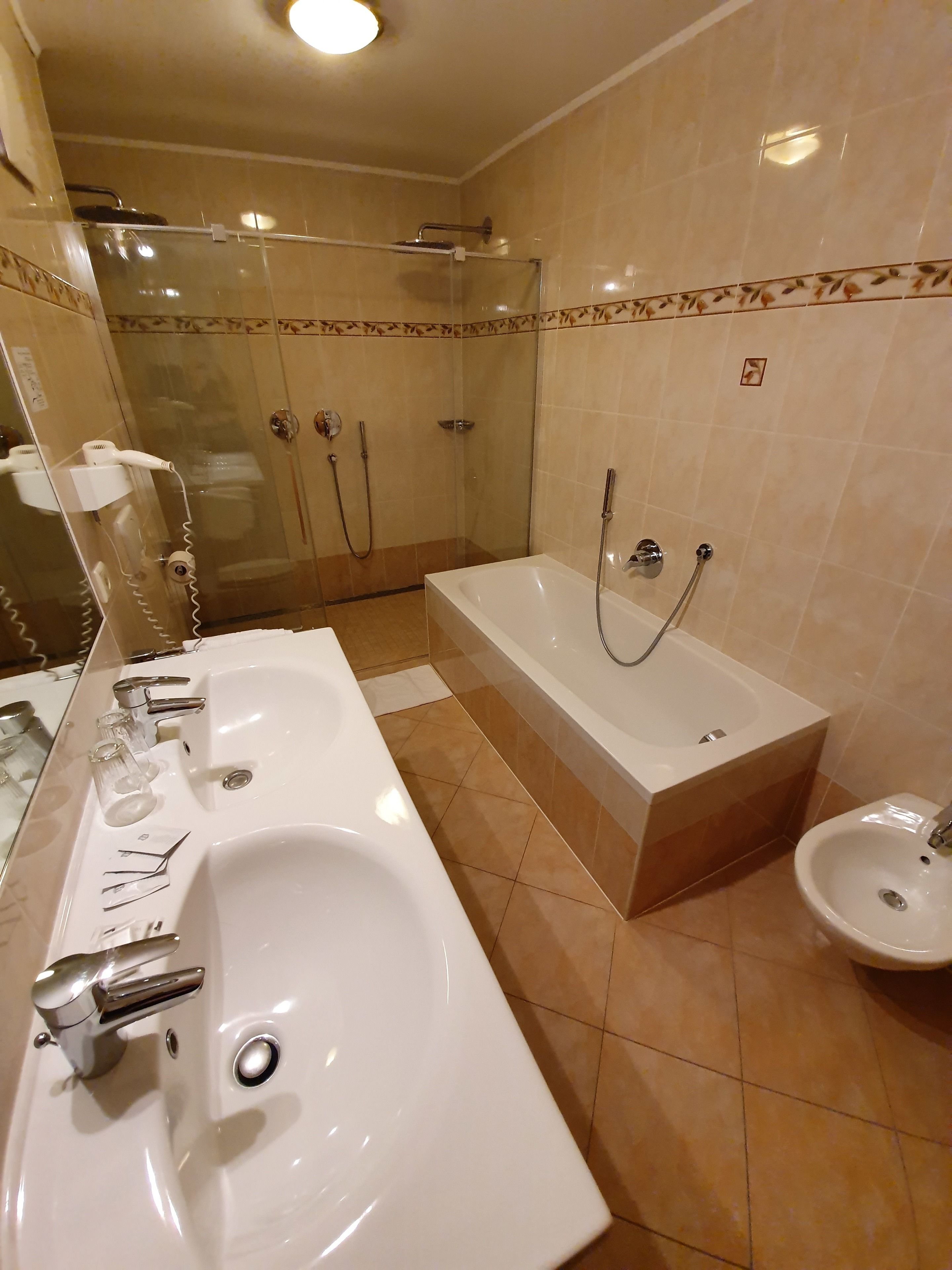 double room (telfer) | bathroom | shower, free toiletries, hair dryer, towels