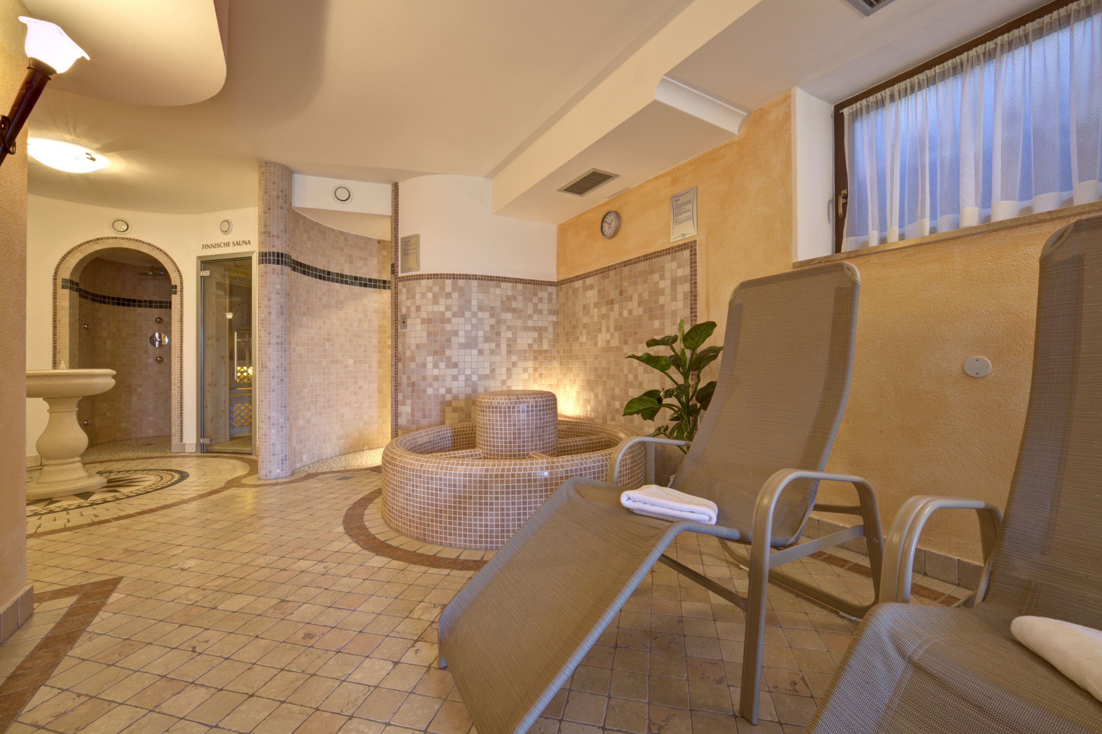 Un sauna, una bañera de hidromasaje, baño turco, masajes