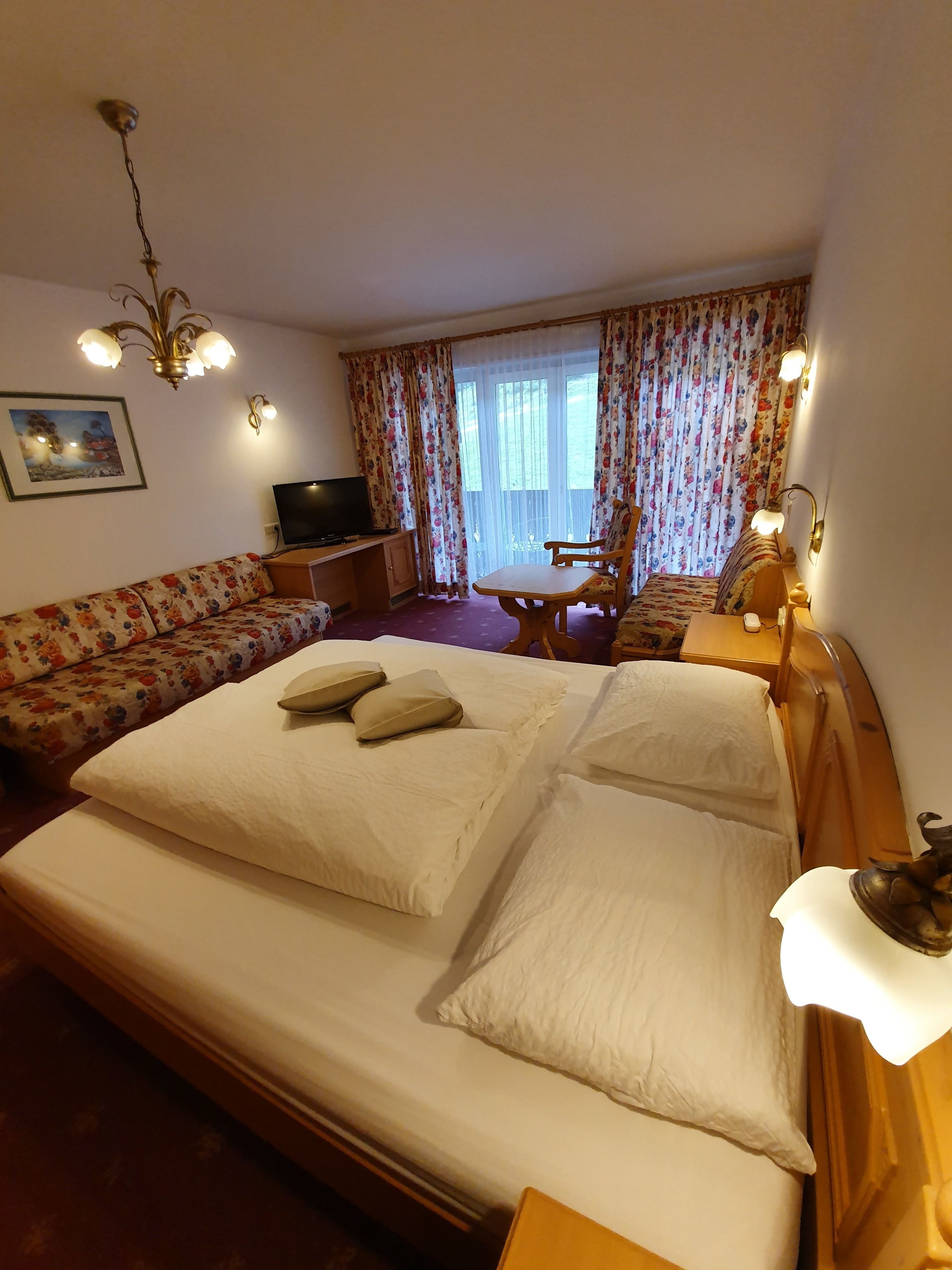 double room (saxner) | 1 bedroom, desk, bed sheets