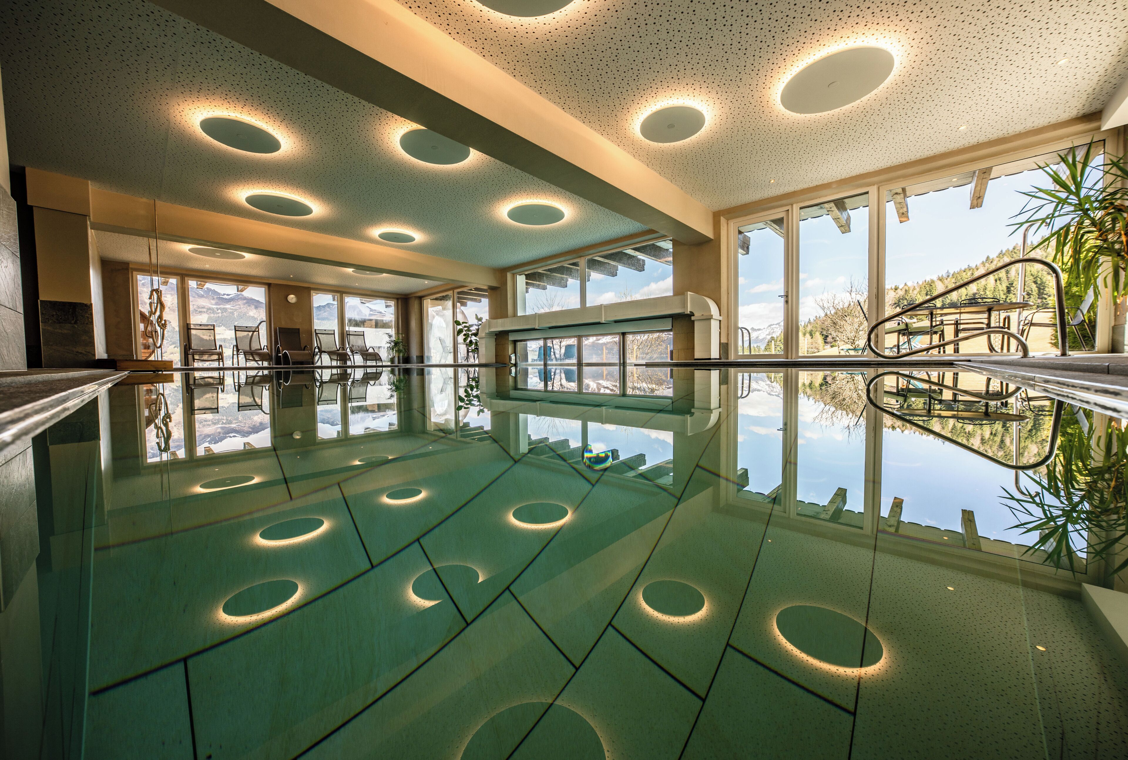 Innenpool, Außenpool, Sonnenschirme
