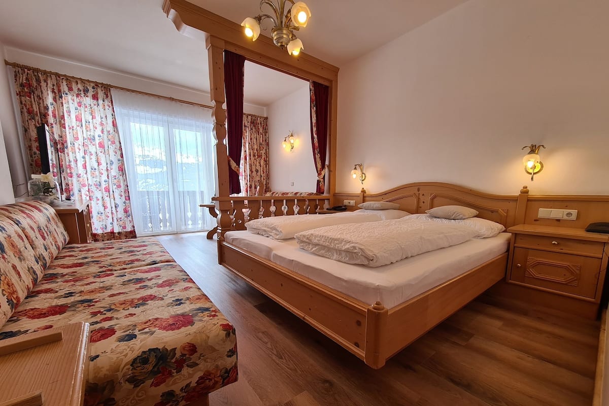Double Room (Telfer) | Desk, bed sheets